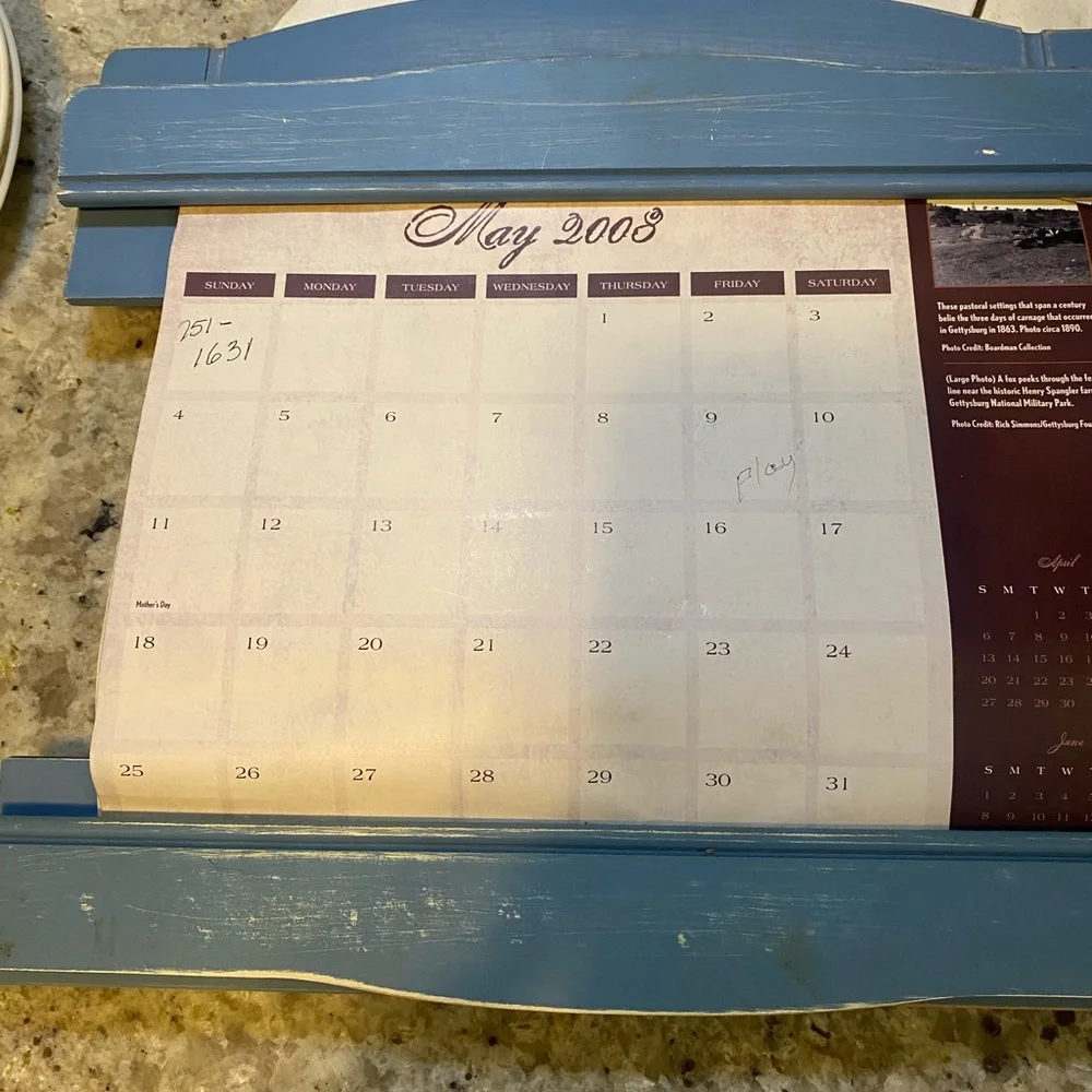 Blue Wooden Calendar Holder‎